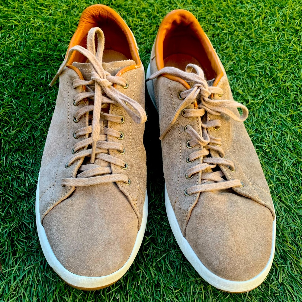 Gently worn Men’s Suede Sneakers in great condition. Size 9